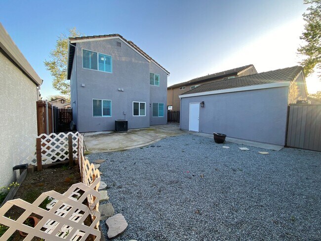 Building Photo - Beautiful & Spacious Home with Modern Touches