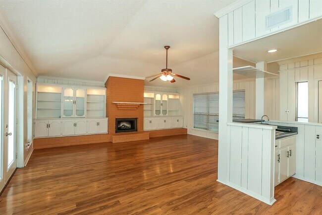 Building Photo - 613 W Castle Harbour Dr