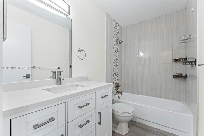 Building Photo - 2025 SW 82nd Ave
