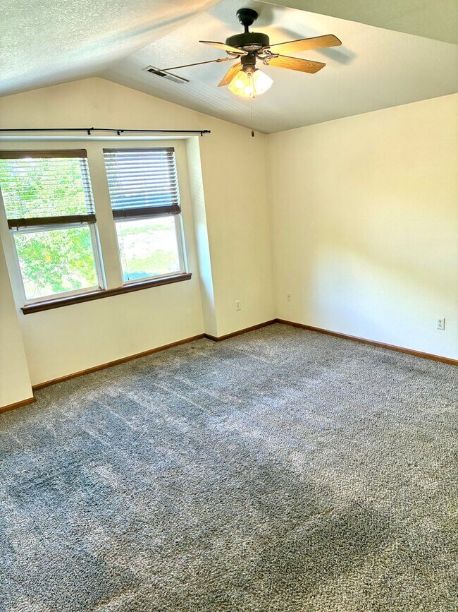 Building Photo - Beautiful 3 bedroom, 2 and 2-1/2 bath Townhome with 2 car attached garage and Finished Basement w...