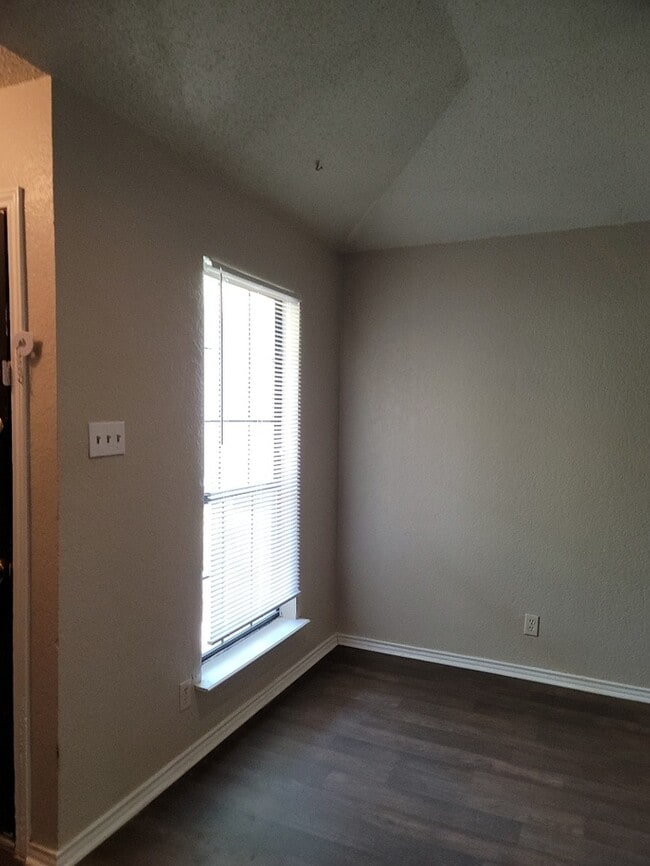 Building Photo - Duplex in Saginaw 2 bedrooms 1 bath