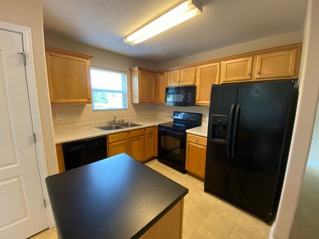 Building Photo - BRIDGEWATER HOME WITH FENCED IN YARD! PRE-LEASING FOR AUGUST 2026!