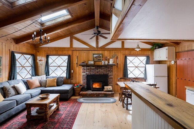 Building Photo - Cozy 2 Bedroom 1 Bathroom Home in Big Bear City