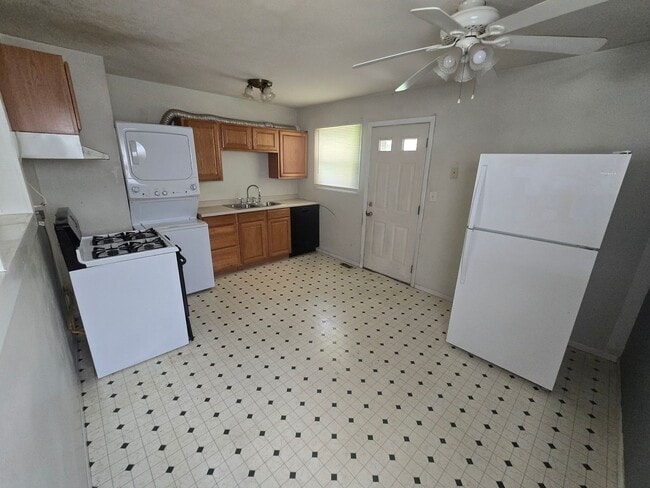 Building Photo - 3 Bedroom 1 Bathroom 1375.00