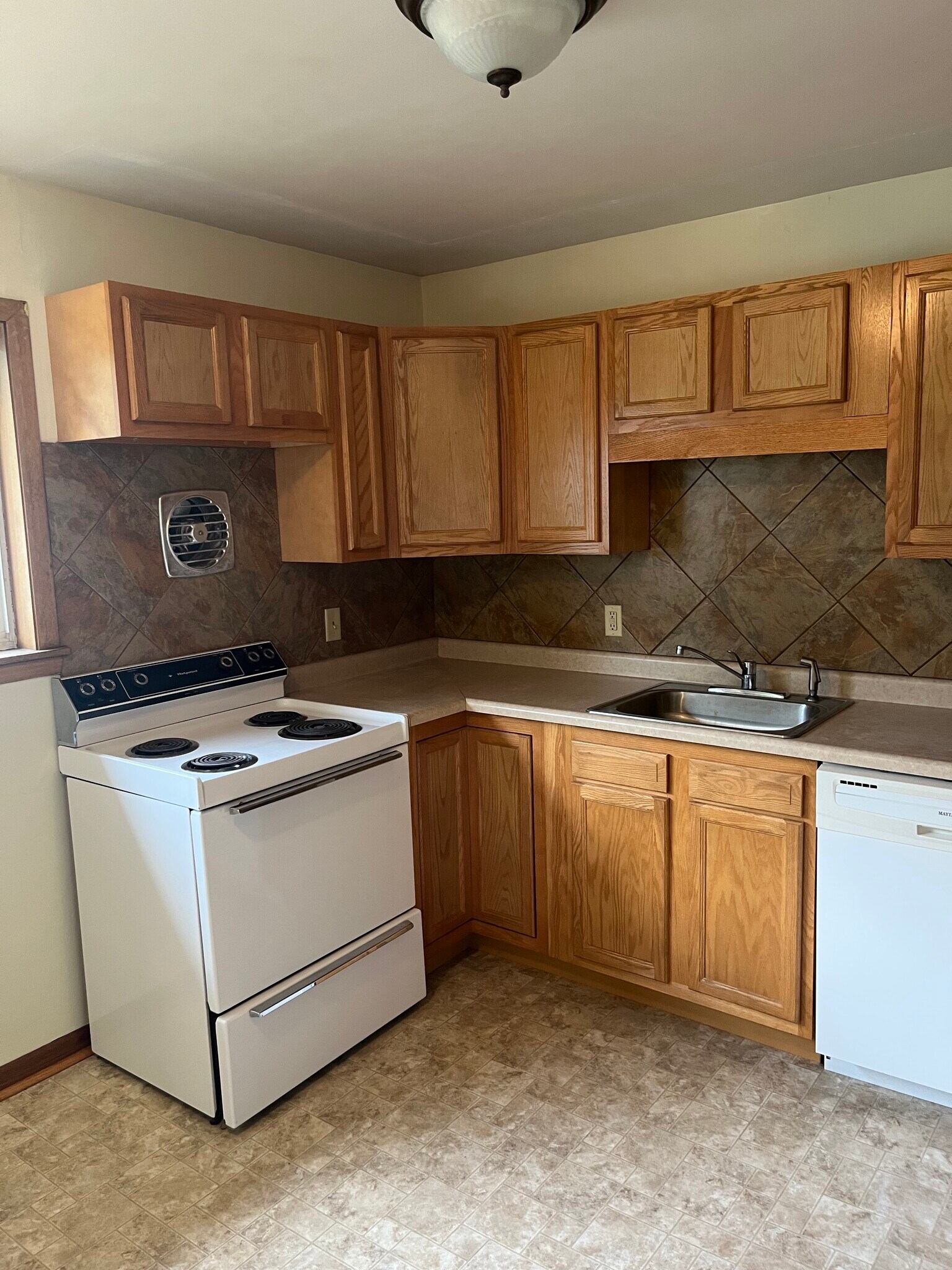 Building Photo - 426 Rushmore Ln
