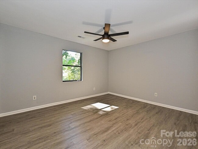 Building Photo - 633 Pennwood Ln