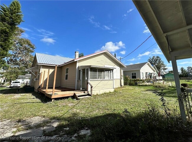 Building Photo - 533 Rose Dr