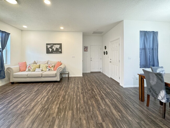 Building Photo - Almost new home in Mountain Hawk area of Northern Rio Rancho.