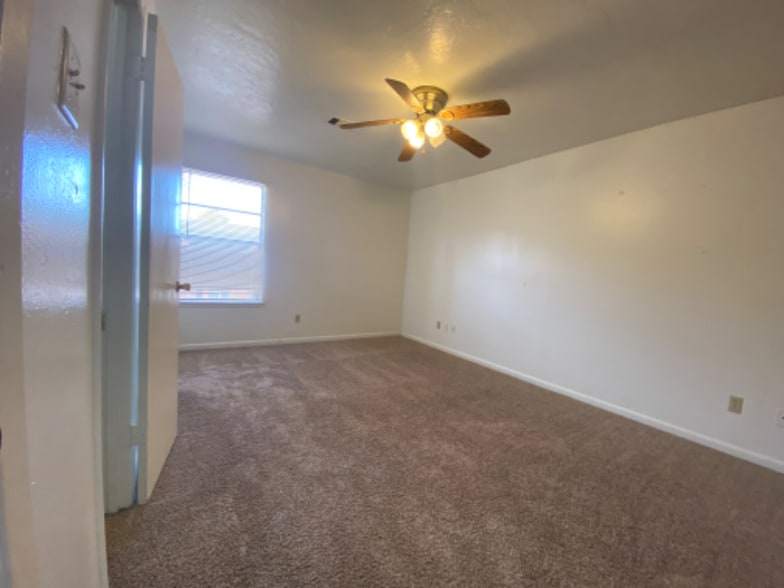 Building Photo - 402 Summer Ct