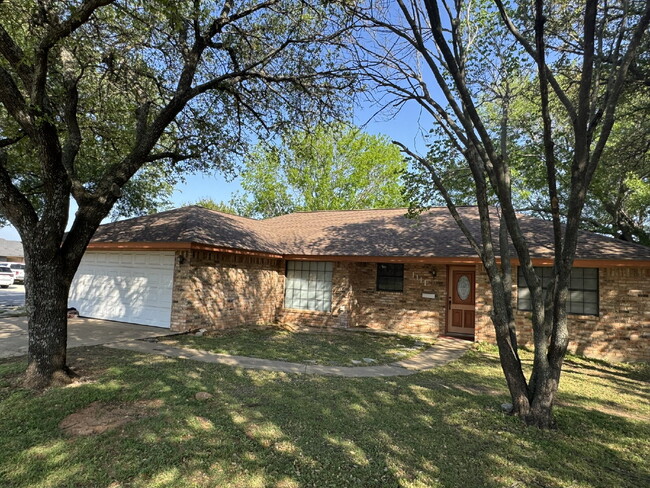 Primary Photo - 3 bedroom 2 bath on corner lot!