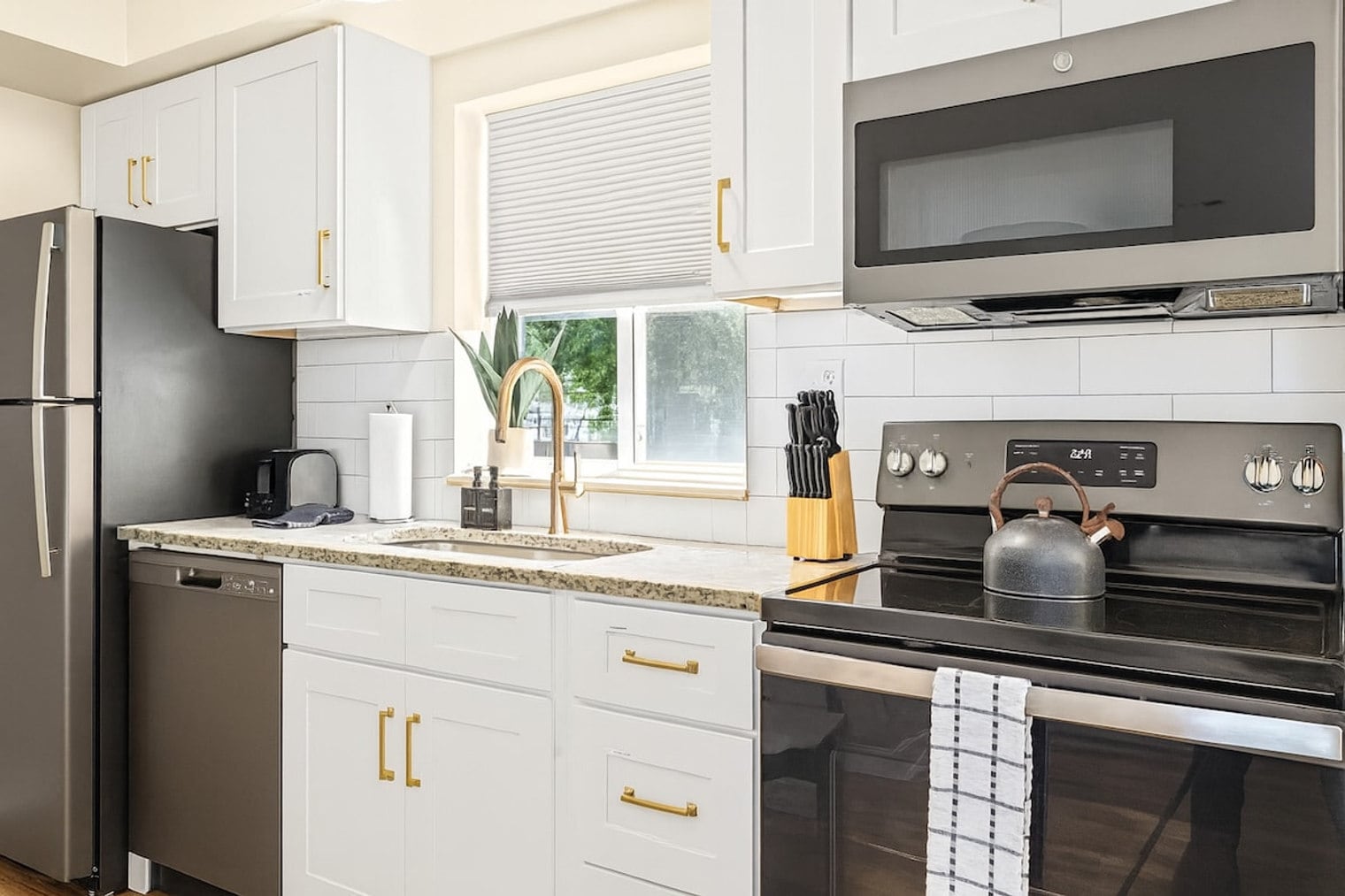 Building Photo - 18459 Sharon Ln