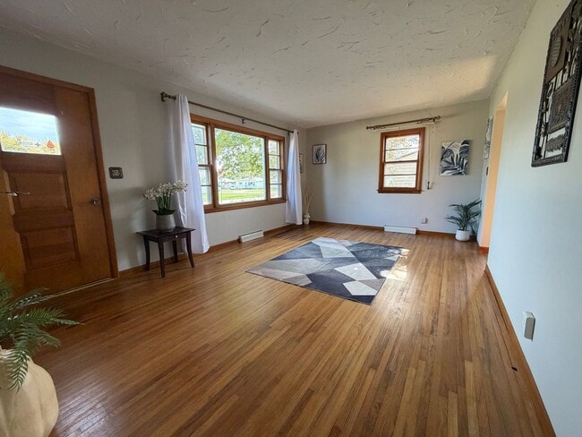 Building Photo - 3bed, 1bath home for rent in quiet Waterlo...