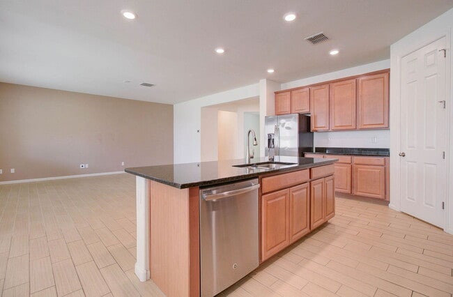 Building Photo - 1106 E Regent Dr