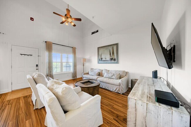 Building Photo - Fully furnished 3-Bedroom in The Plaza of Destin