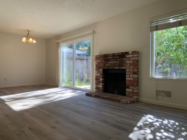 Building Photo - 2 bed 1.5 bath with a 2-car garage in Rocklin