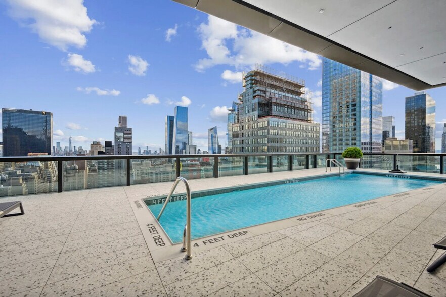 Building Photo - 312 W 43rd St