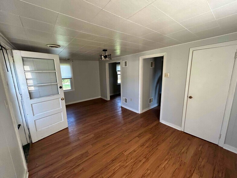 Building Photo - 429 Camp Strauss Rd