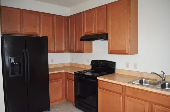 Building Photo - Cute 3/2.5 Townhouse with 2-Car Garage in Turtle Creek