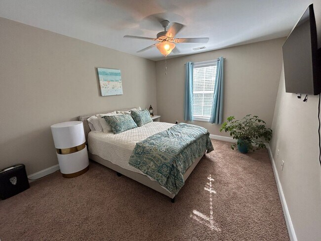 Building Photo - Enjoy private living in this beautiful 3 bedroom, 2.5 bathroom home on almost half acre lot!