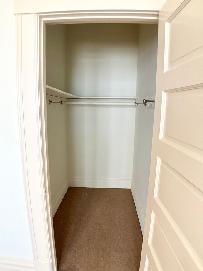 Building Photo - TOP FLOOR 4/2. In-Unit Laundry! Dishwasher...