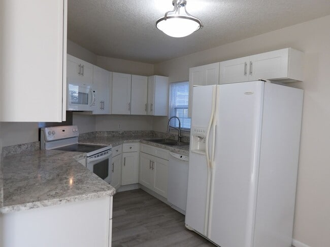 Building Photo - Updated 1/2 Duplex