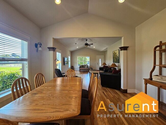 Building Photo - Fully Furnished 2BR/2BA Home in Central Point