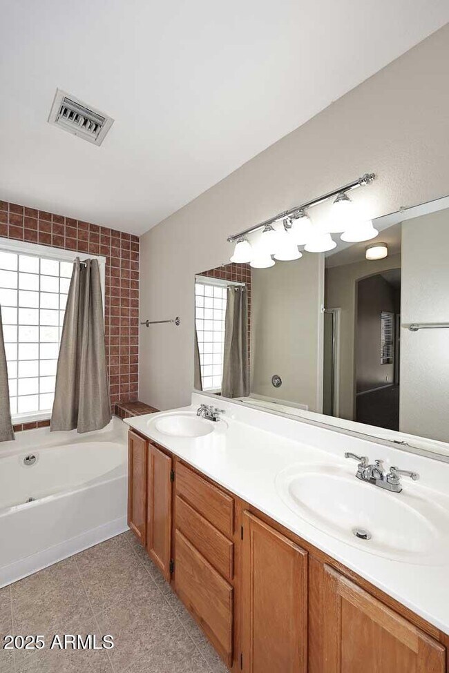 Building Photo - 4331 E Siesta Ln