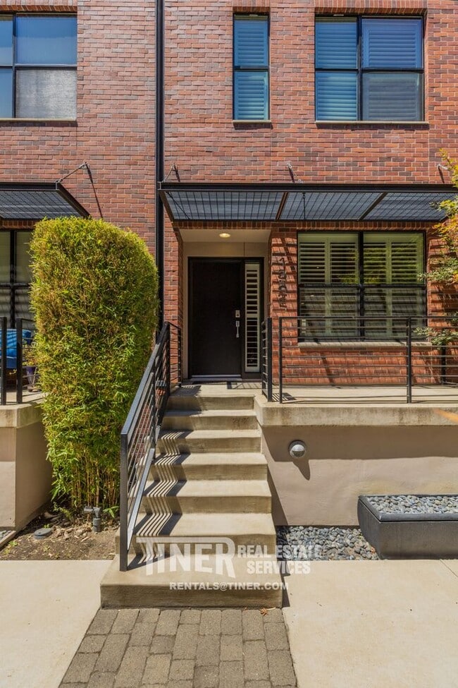 Primary Photo - 1322 E Sutter Walk