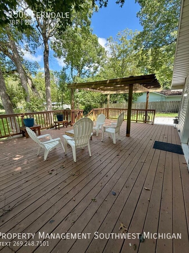Building Photo - 1509 Ferndale-