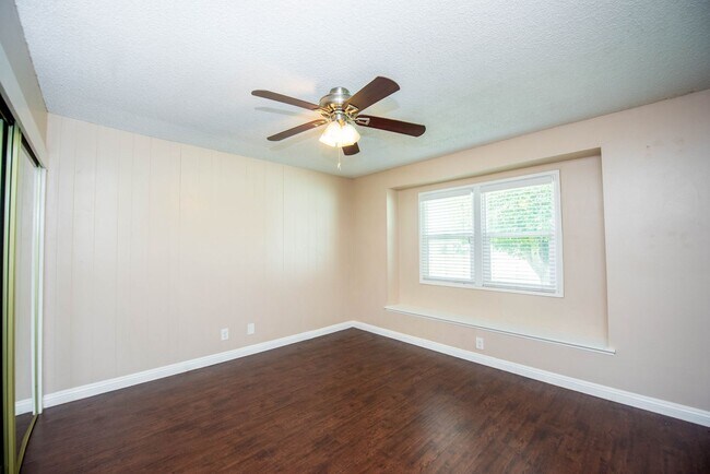 Building Photo - Single Family Stunner!