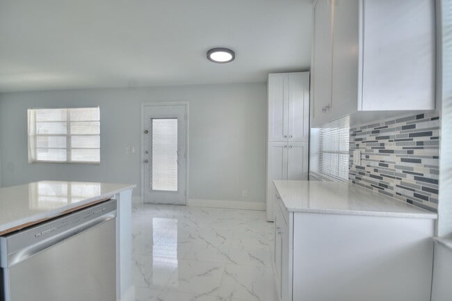 Building Photo - 137 Normandy Ln