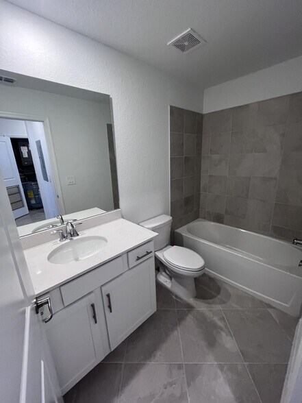 Building Photo - 12320 Wellen Golf St