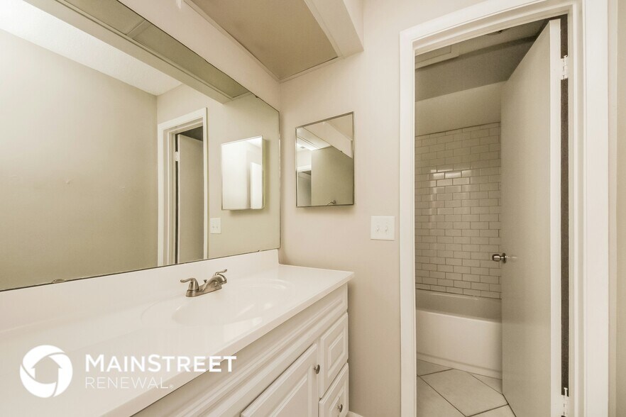 Building Photo - 4454 Sandhurst Dr