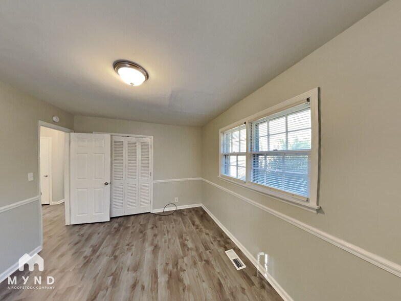 Building Photo - 6220 Leslie Dr