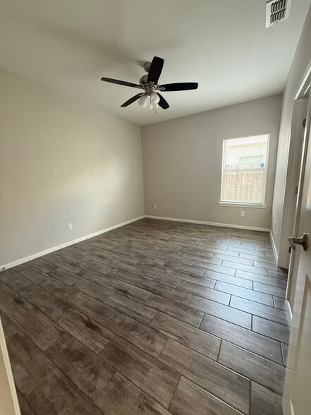 Building Photo - 5800 Sandpiper Ave