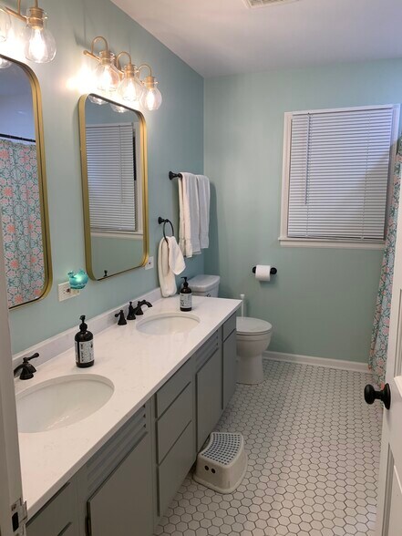 2nd floor bathroom - 1001 Eddy Ct