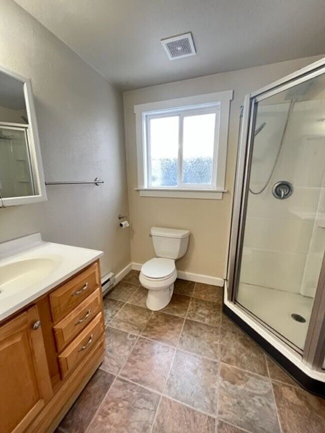 Building Photo - Charming 3 Bedroom 2 Bath Home in Everett with Storage Garage!