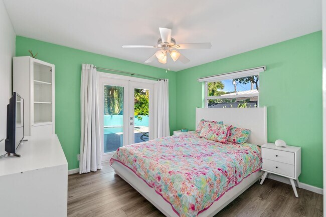 Building Photo - Single Family home on quiet street steps from the Intracoastal and Dining