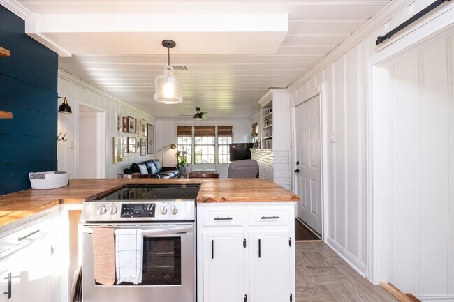 Building Photo - Updated 3-Bedroom Home with Fully Equipped Kitchen & Washer/Dryer in Great Neighborhood!