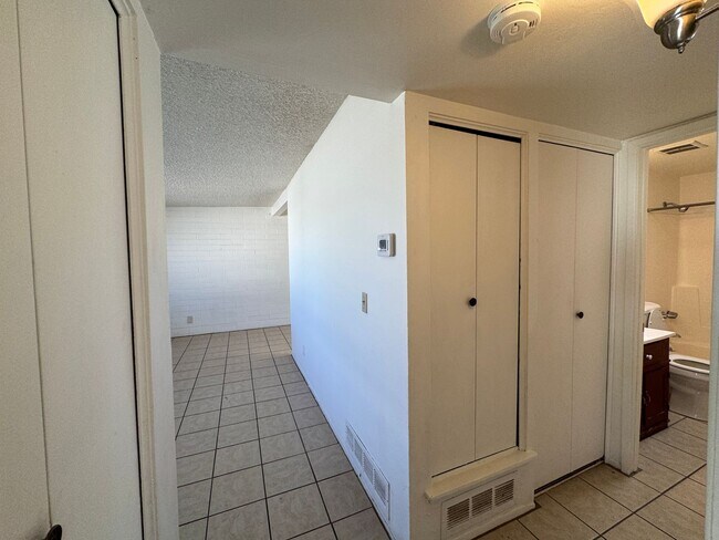 Building Photo - 2Bdm 1 Bath, Washer/Dryer Hookups, Will no last long!