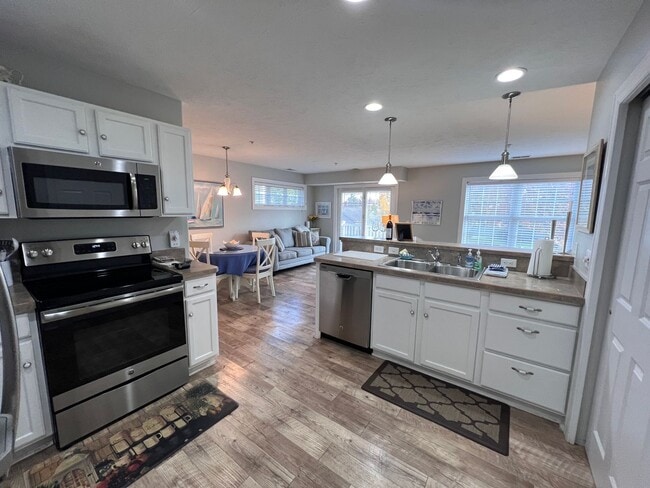 Building Photo - Stylish Downtown Traverse City Condo – Ful...