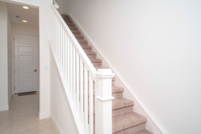 Building Photo - Stunning  MOVE-IN READY TOWNHOME in. Exqui...