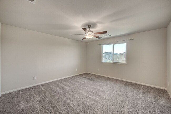 Building Photo - Spacious 4 Bedroom Home!