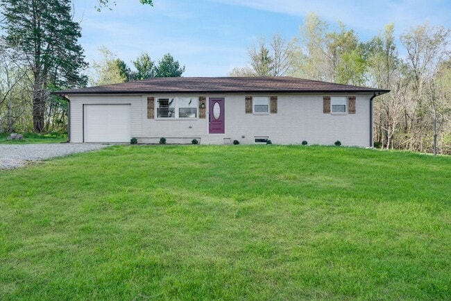 Primary Photo - Beautiful Renovated 3 Bedroom Home For Ren...