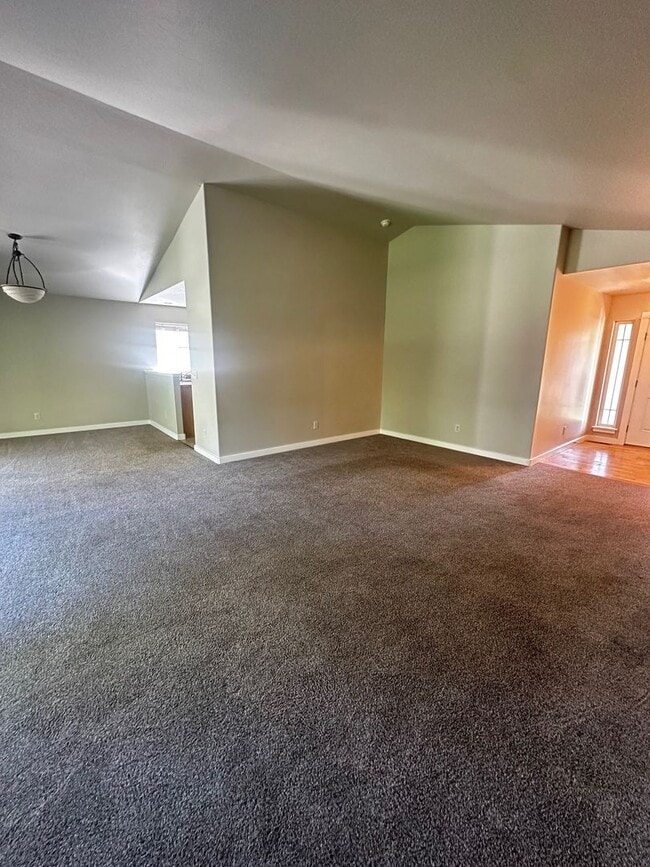 Building Photo - Beautiful 3 Bedroom Home- Centrally Locate...