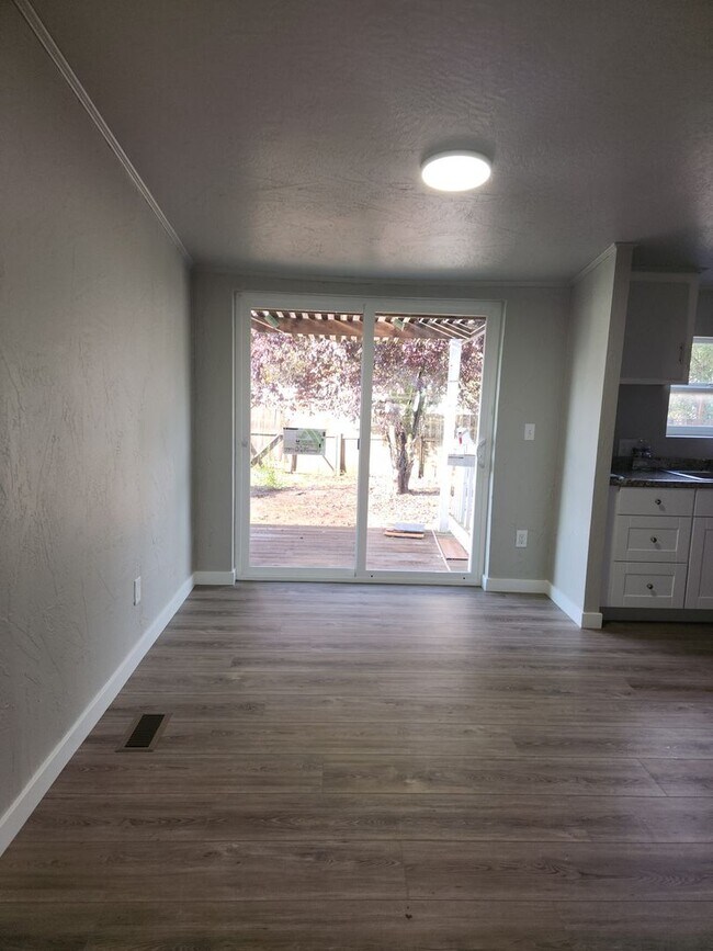 Building Photo - 3-bedroom 2 bath House