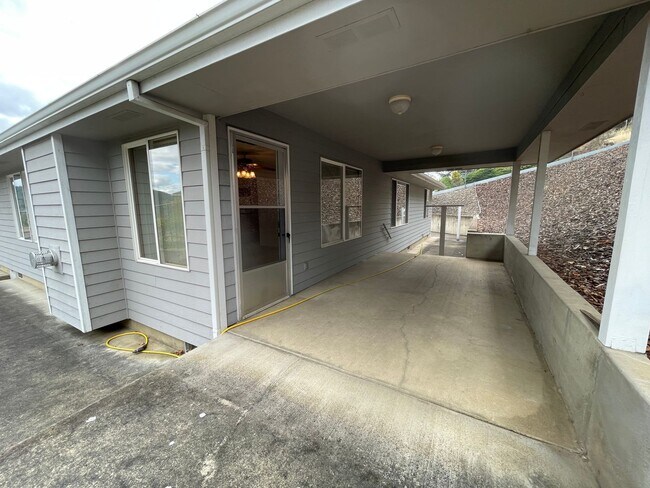 Building Photo - Available Now 3 bedroom 2 bath Hucrest home