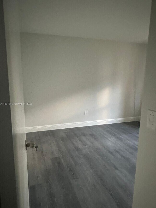 Building Photo - 855 NE 209th St