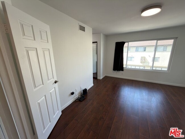 Building Photo - 9915 Variel Ave