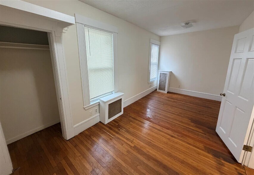 Building Photo - 158 Holland St